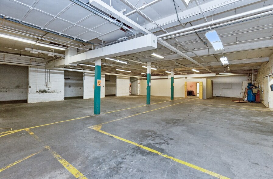 More Photos Of 1017 E 7th St N, Newton Office For Sale