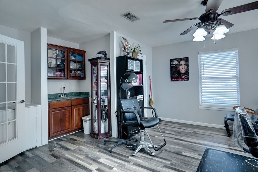 More Photos Of 7298 Glenview Dr, North Richland Hills Freestanding For Sale
