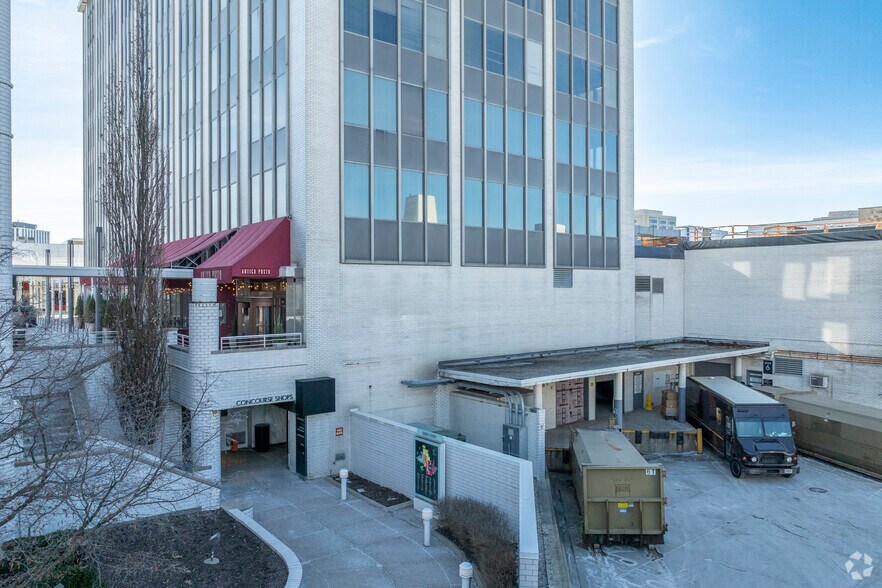 More Photos Of 100-120 Oakbrook Ctr, Oak Brook Medical For Lease