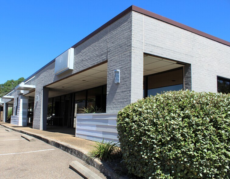 More Photos Of 1425 Lakeland Dr, Jackson General Retail For Lease