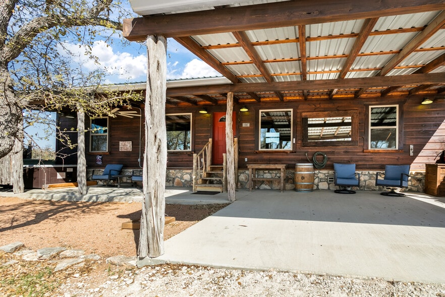 More Photos Of 100 Five Star Trl, Fredericksburg Hotel For Sale