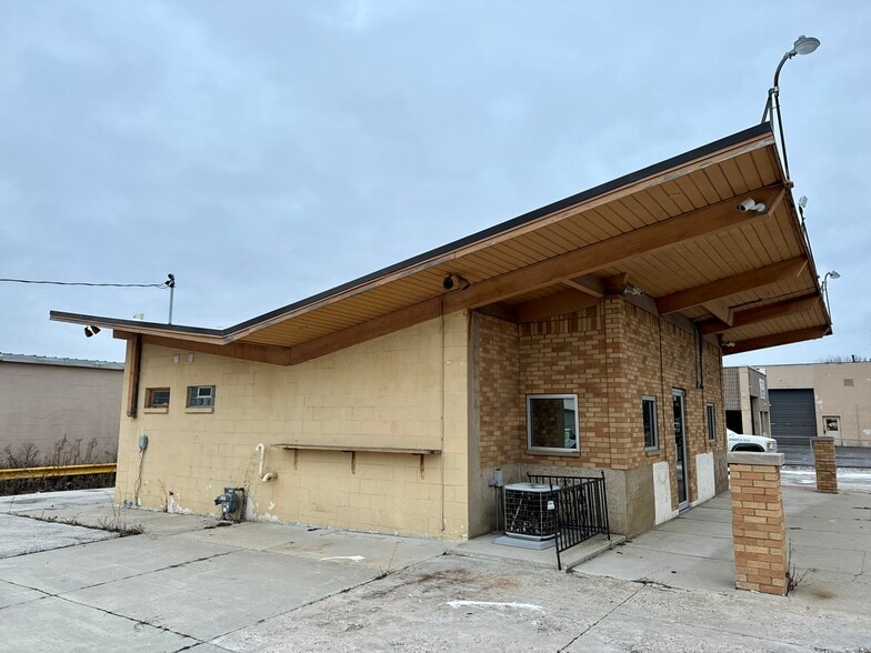 More Photos Of 3400 W Kiehnau Ave, Milwaukee Light Distribution For Lease