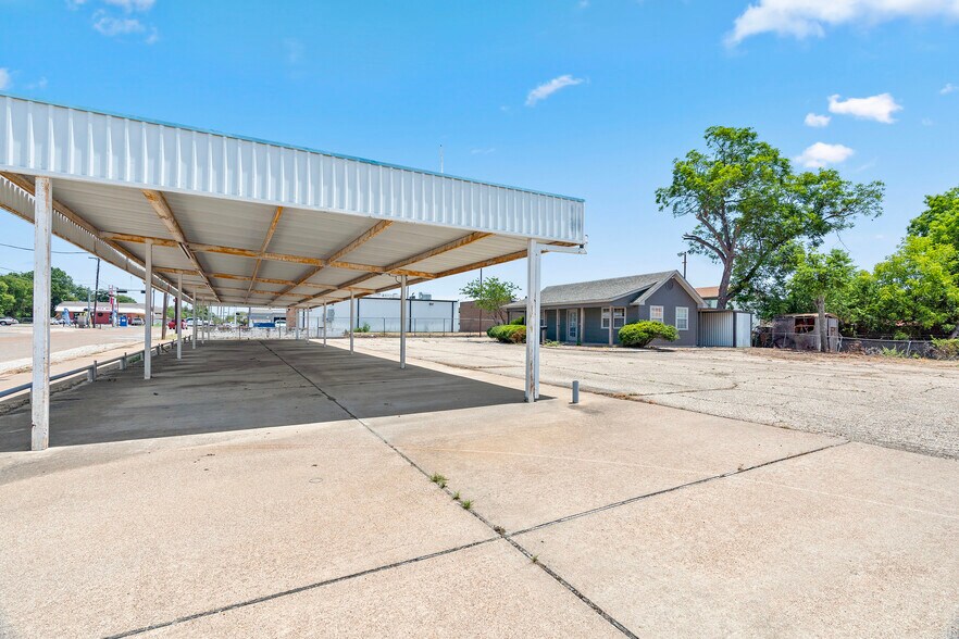 More Photos Of 105 W Walnut St, Hillsboro Flex For Sale