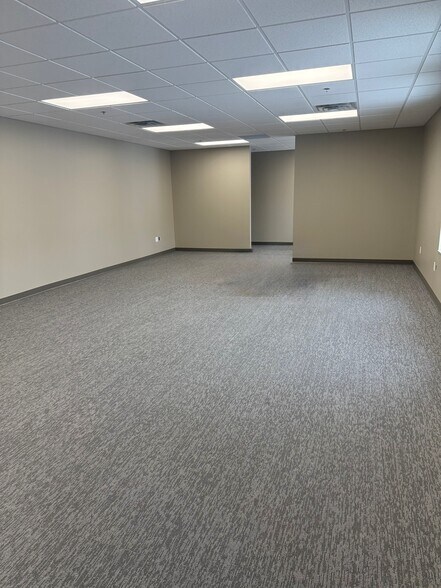 More Photos Of 3320 Terminal Dr, Eagan Distribution For Lease