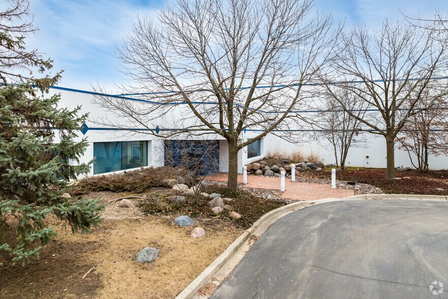 Primary Photo Of 585 Capital Dr, Lake Zurich Warehouse For Lease