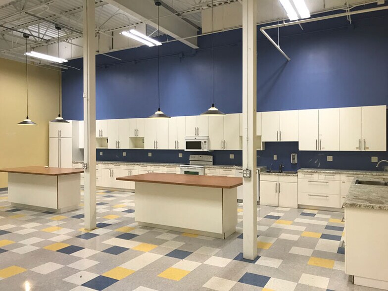 More Photos Of 9201 E Bloomington Fwy, Bloomington Distribution For Lease