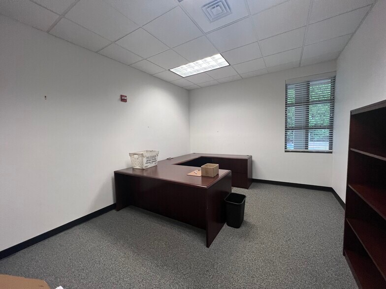 More Photos Of 2810 Meredyth Dr, Albany Medical For Lease