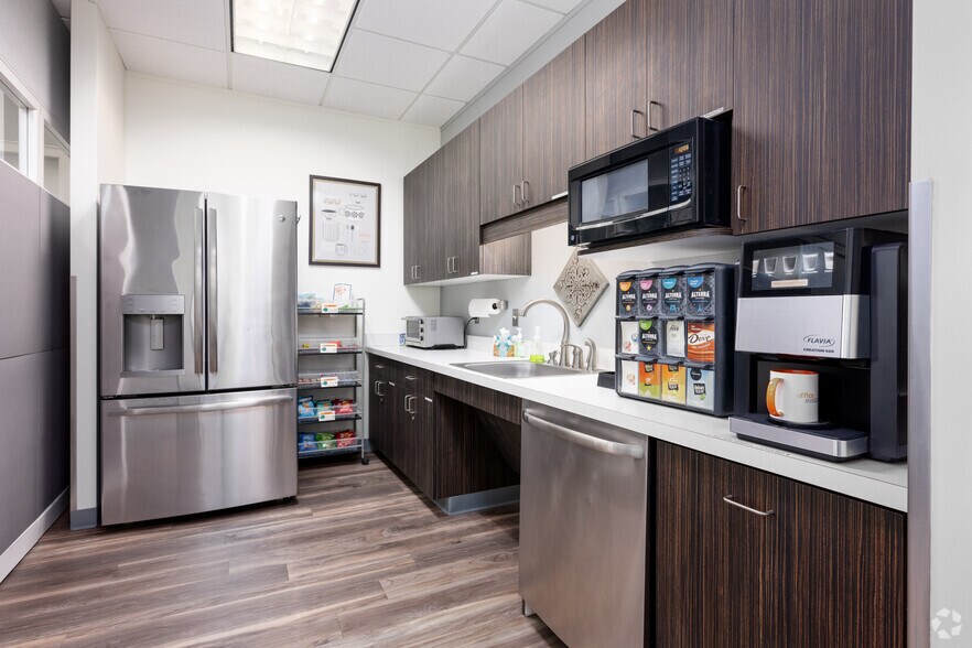 More Photos Of 806 Green Valley Rd, Greensboro Office Residential For Lease