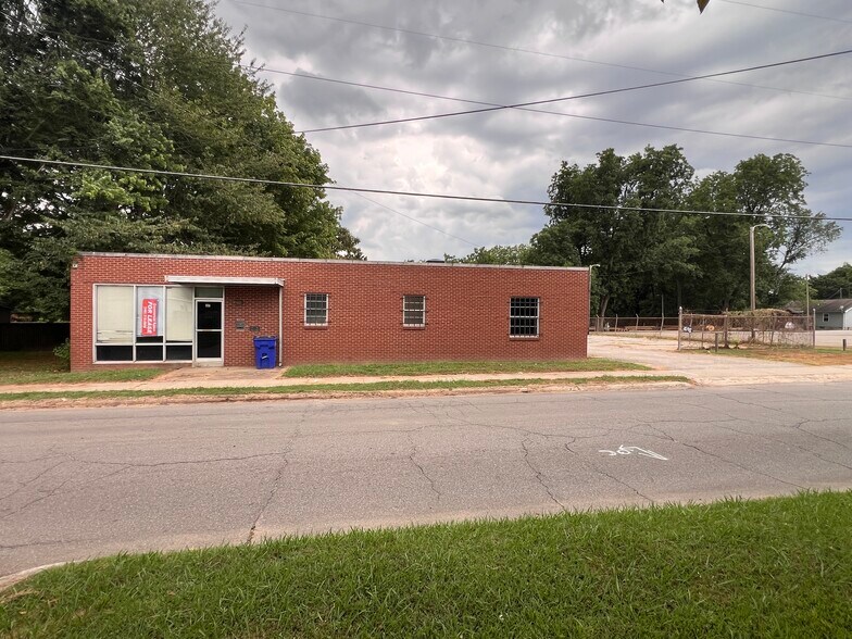 Primary Photo Of 211 W Walnut Ave, McKenzie General Retail For Sale
