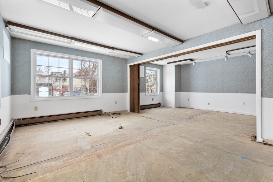 More Photos Of 76 Maple St, Manchester Office For Sale
