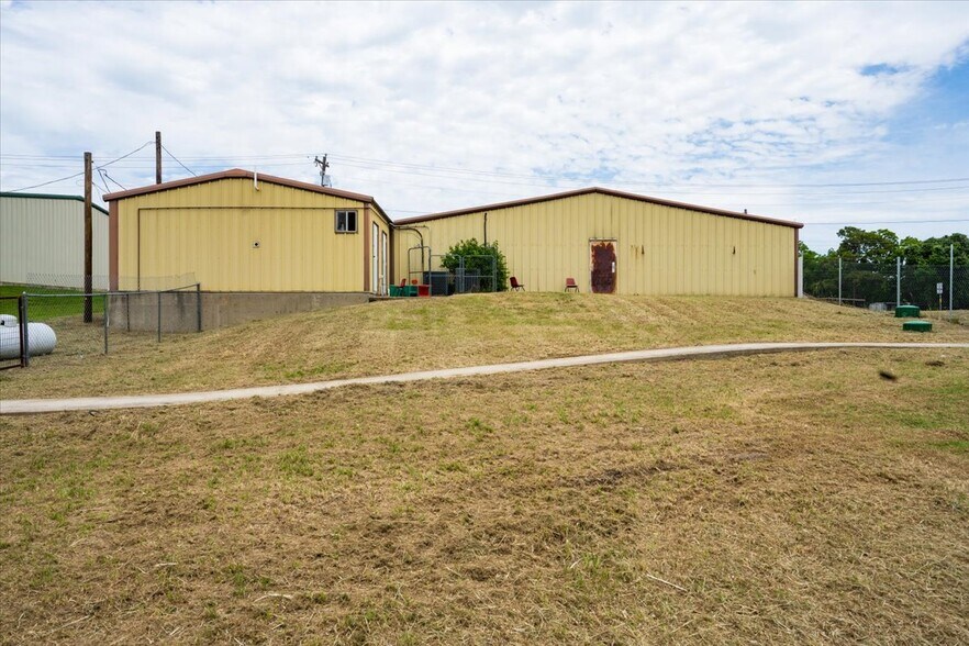 More Photos Of 11361 FM 730 N, Azle Flex For Sale