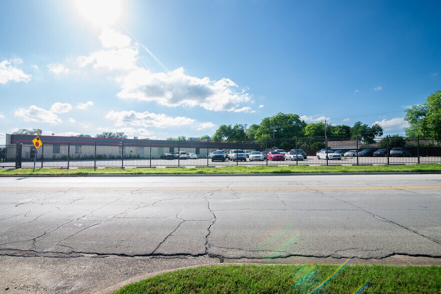 More Photos Of 2925 Merrell Rd, Dallas Showroom For Sale