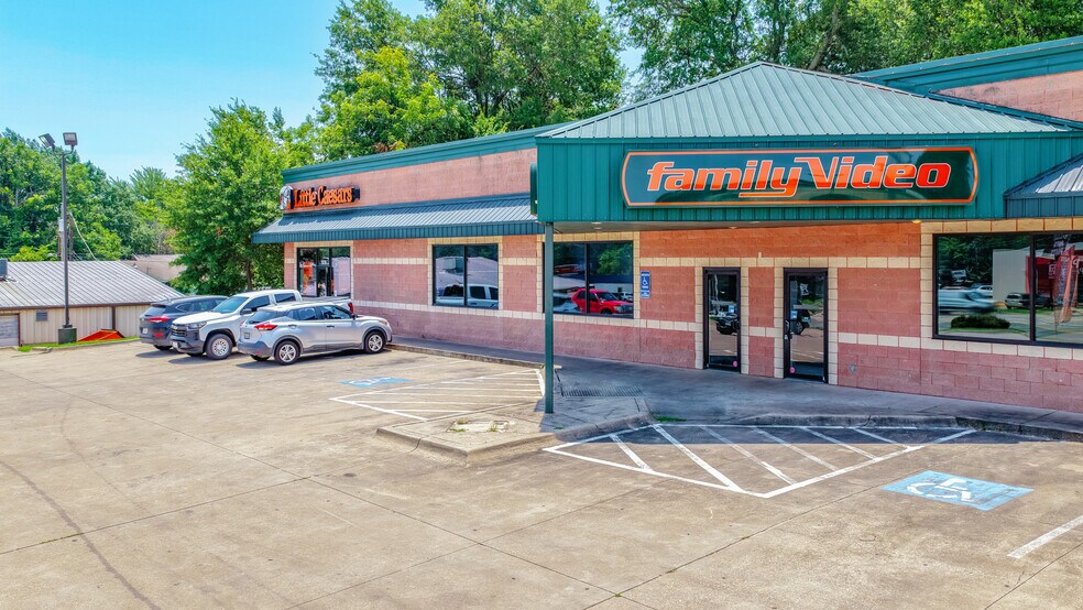 More Photos Of 2010 Lamar Ave, Paris General Retail For Lease