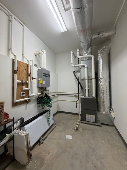 More Photos Of 562 Rubber Ave, Naugatuck General Retail For Lease