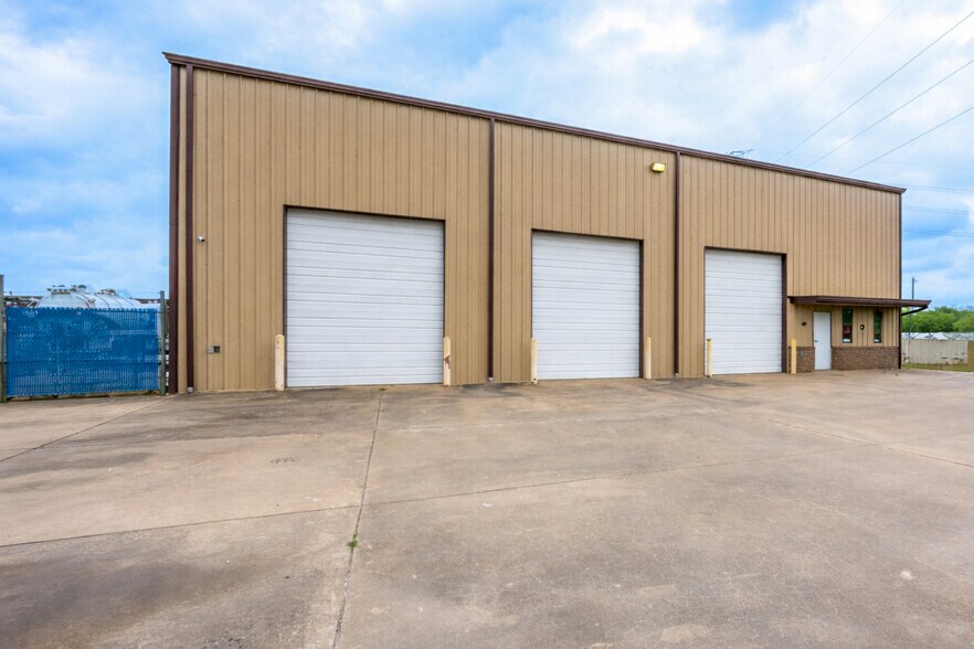 More Photos Of 1500 W Highway 6, Alvin Truck Terminal For Sale
