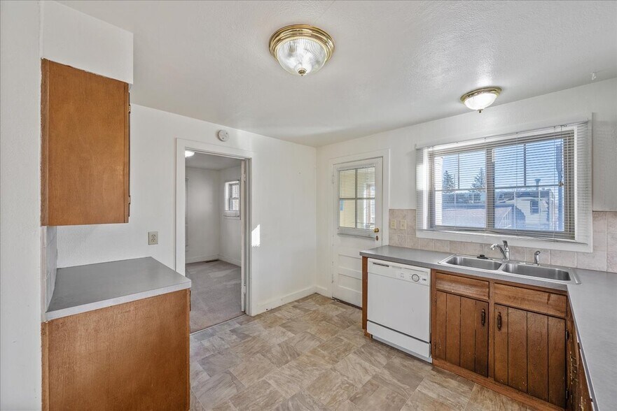 More Photos Of 1501 Carbon Ave, Cheyenne Office For Lease