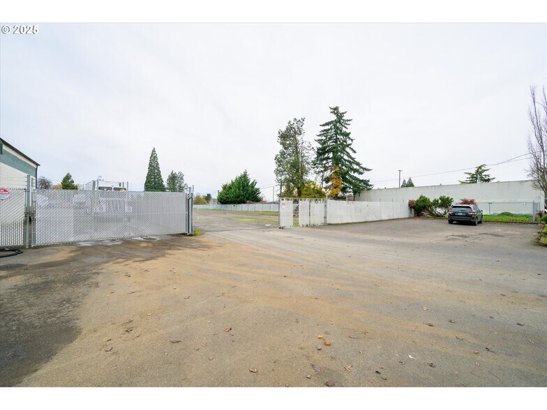 More Photos Of 364 28th St, Springfield Freestanding For Sale