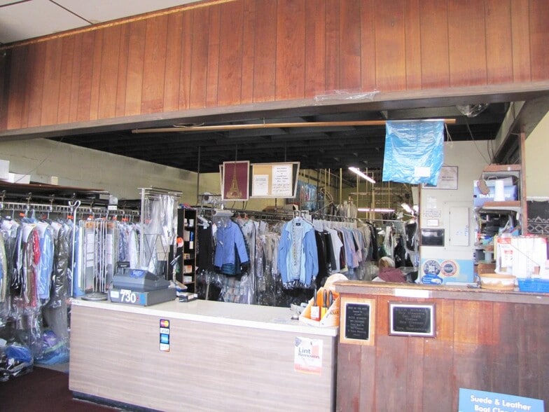 More Photos Of 97 Portsmouth Ave, Exeter Freestanding For Sale