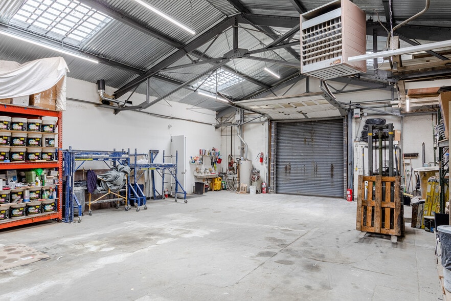 More Photos Of 234 Russell St, Brooklyn Showroom For Lease