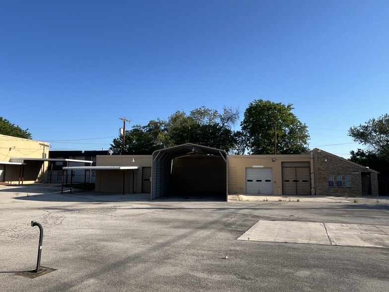 More Photos Of 2502 Harry Wurzbach Rd, San Antonio Flex For Sale
