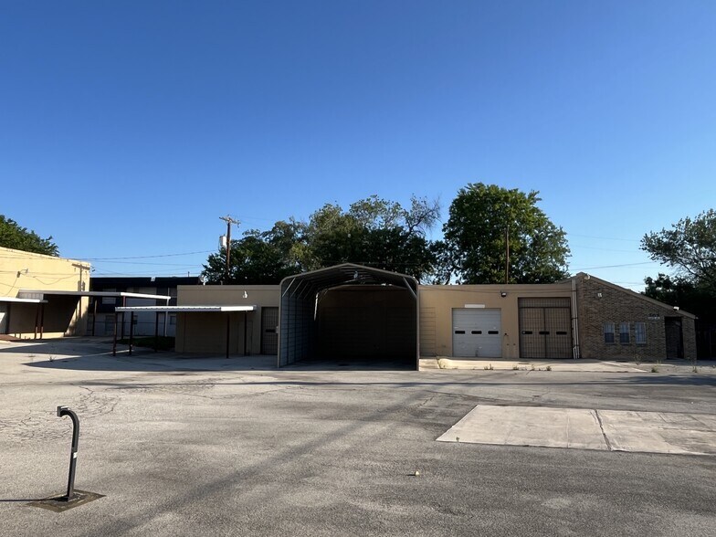 More Photos Of 2502 Harry Wurzbach Rd, San Antonio Flex For Lease