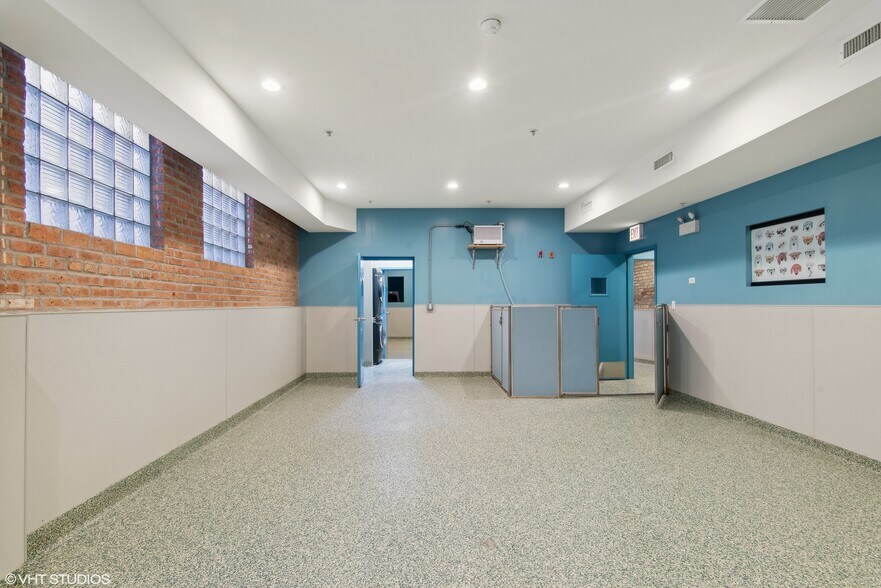 More Photos Of 3522 N Halsted St, Chicago Bar For Sale