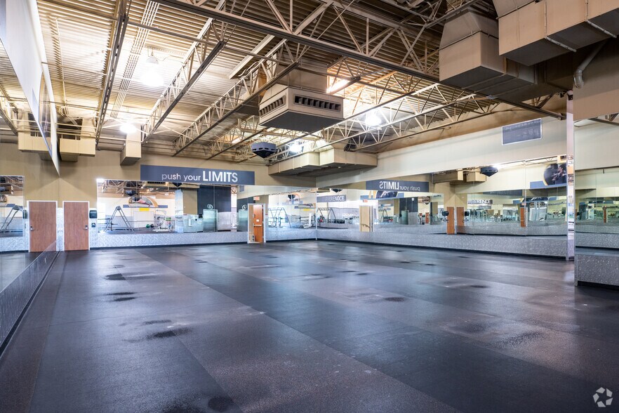 More Photos Of 12400 N Interstate 35, Austin Veterinarian Kennel For Sale