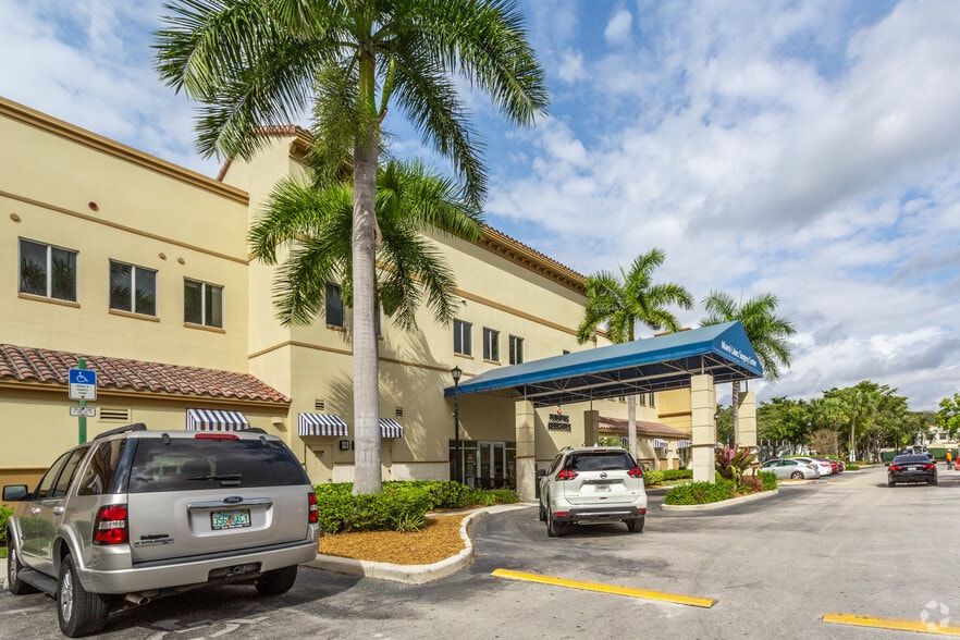 More Photos Of 15501-15519 NW 67th Ave, Miami Lakes General Retail For Lease