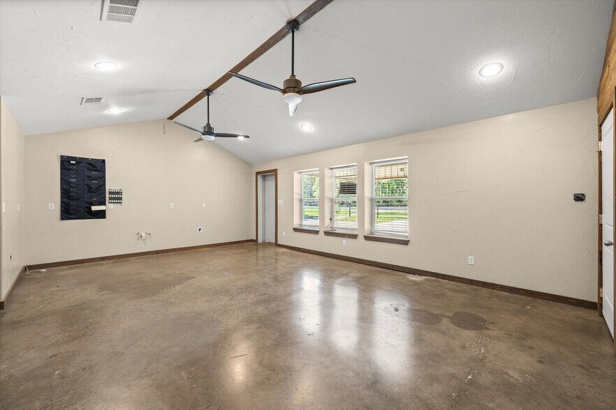 More Photos Of 10015 FM 751, Quinlan Flex For Sale