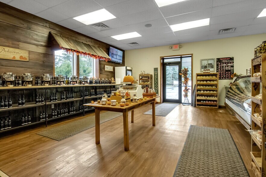 More Photos Of 38 Washington St, Ellicottville Storefront For Sale