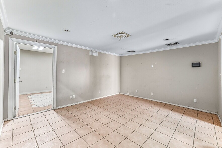 More Photos Of 26 W Washington Dr, San Angelo Warehouse For Sale