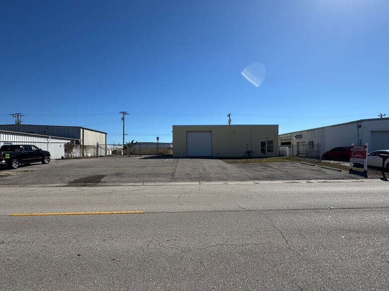 More Photos Of 1002 SE 9th St, Cape Coral Service For Lease