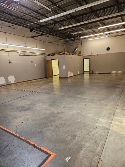 More Photos Of 3426-3500 S Lakeside Dr, Oklahoma City Light Manufacturing For Lease