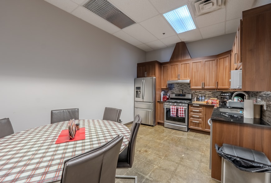 More Photos Of 8600 Pl Upton, Montréal Warehouse For Sale