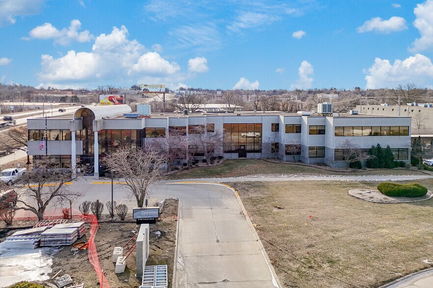 More Photos Of 2100 Fleur Dr, Des Moines Office For Sale