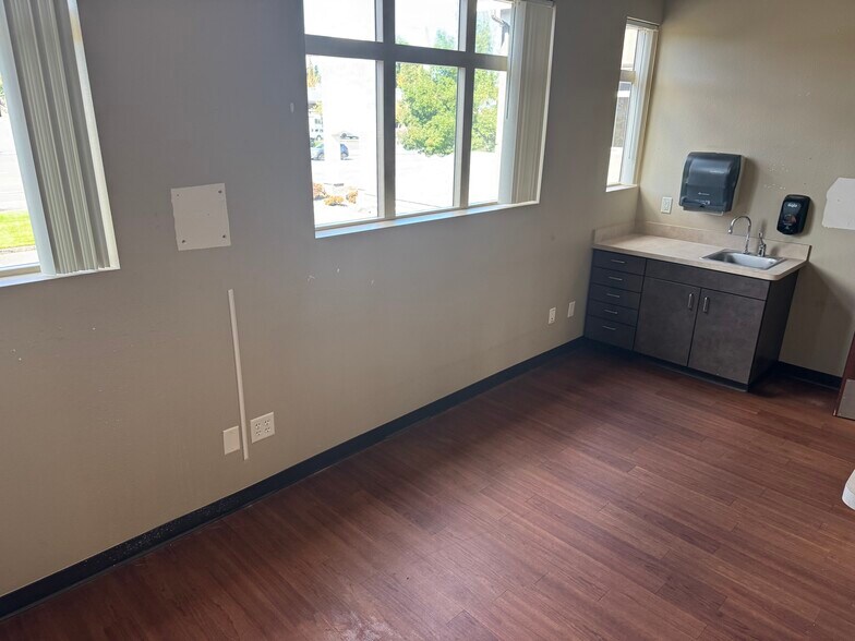 More Photos Of 2720 Commercial St, Salem Office For Sale