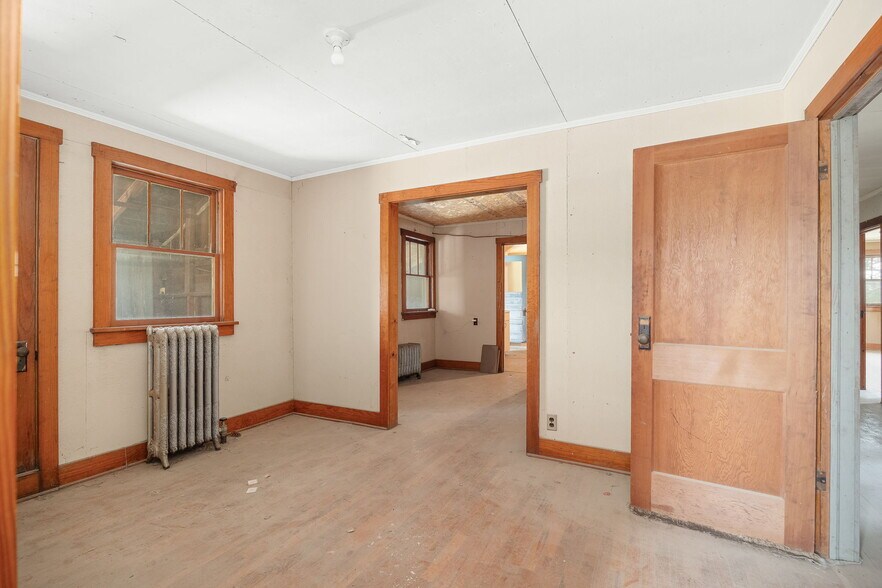 More Photos Of 802 E Nodaway St, Oregon Flex For Sale