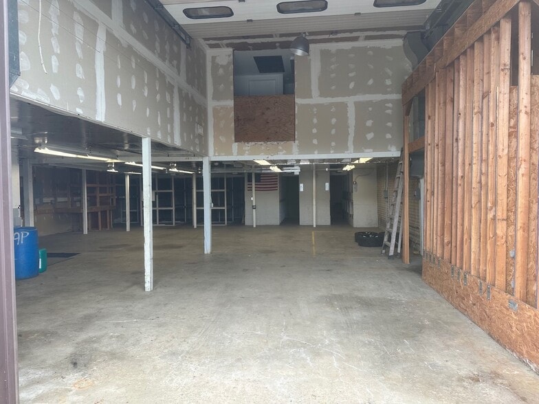 More Photos Of 50 S End Plz, New Milford Light Distribution For Sale