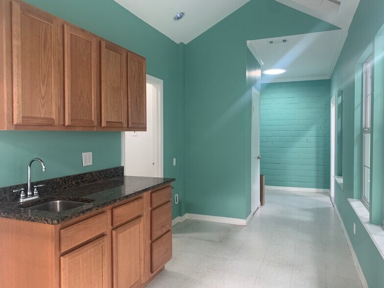 More Photos Of 1725 E Levee St, Dallas Distribution For Lease