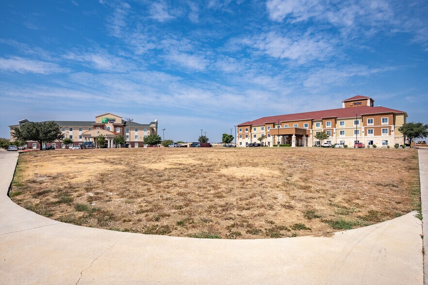 More Photos Of 805 N Parkway Dr, Alvarado Land For Lease