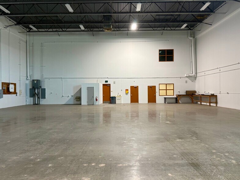More Photos Of 1825 W Knudsen Dr, Phoenix Airplane Hangar For Lease