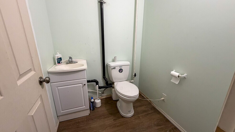 More Photos Of 5020 50 St, Sylvan Lake Storefront For Sale