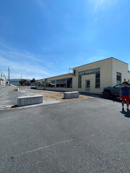 More Photos Of 129 W Old Cross Rd, New Market General Retail For Sale