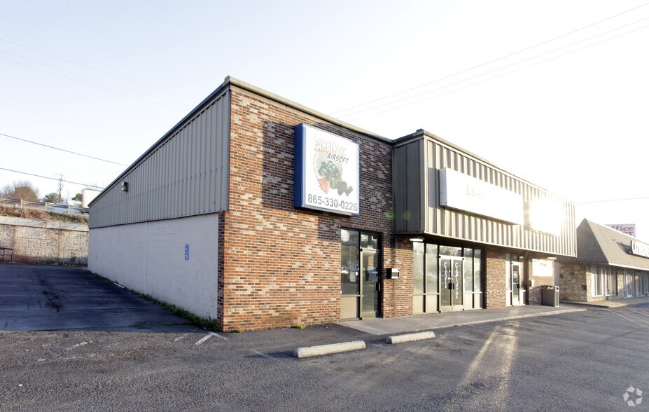 More Photos Of 7125-7129 Kingston Pike, Knoxville Freestanding For Lease