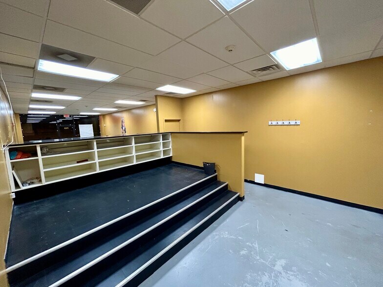 More Photos Of 709 S 5th Ave, Maywood Unknown For Lease