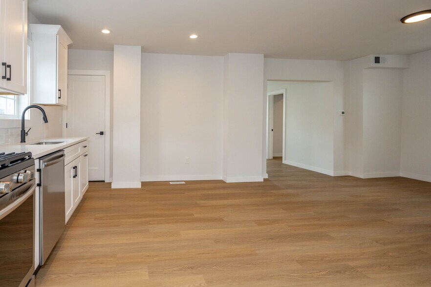 More Photos Of 12 Jansen Ave, Woodbridge Warehouse For Sale