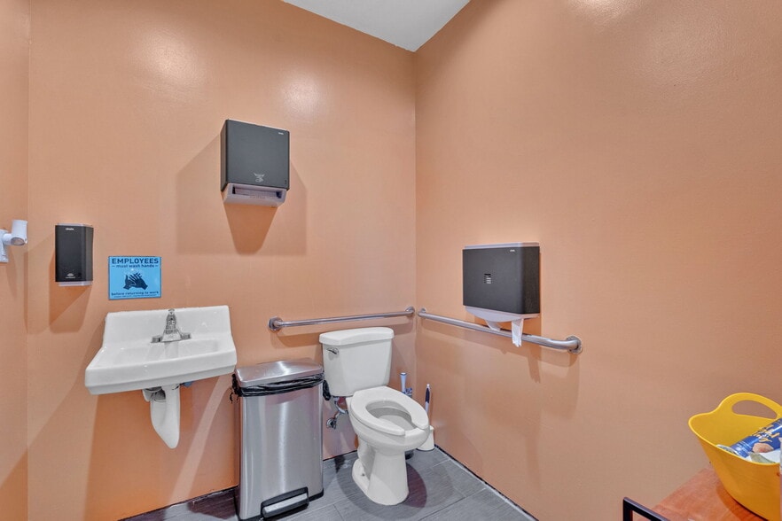 More Photos Of 401 E Myrtle, Johnson City Freestanding For Sale