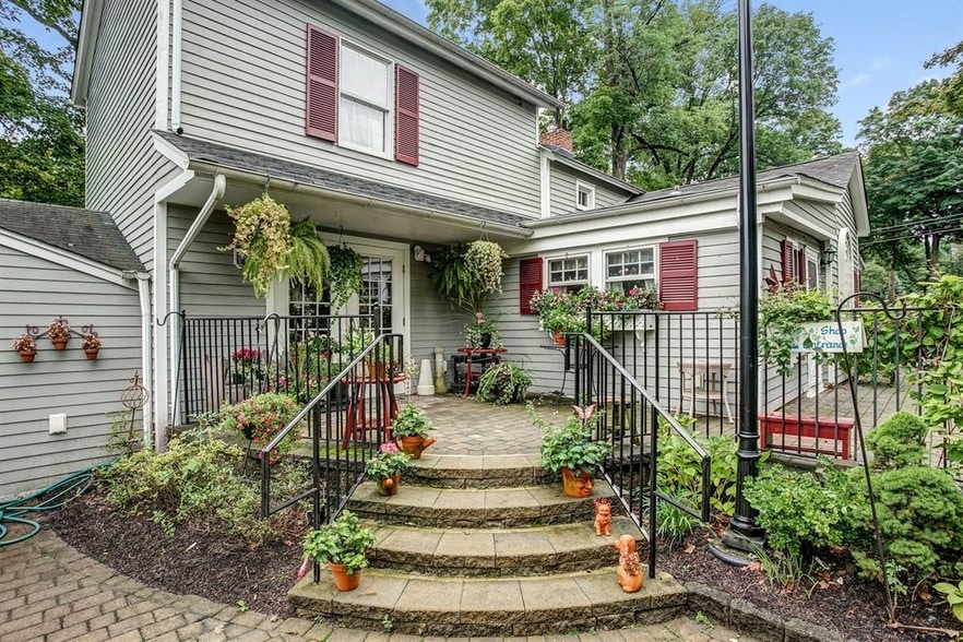 More Photos Of 20 Lewis St, Basking Ridge Freestanding For Lease