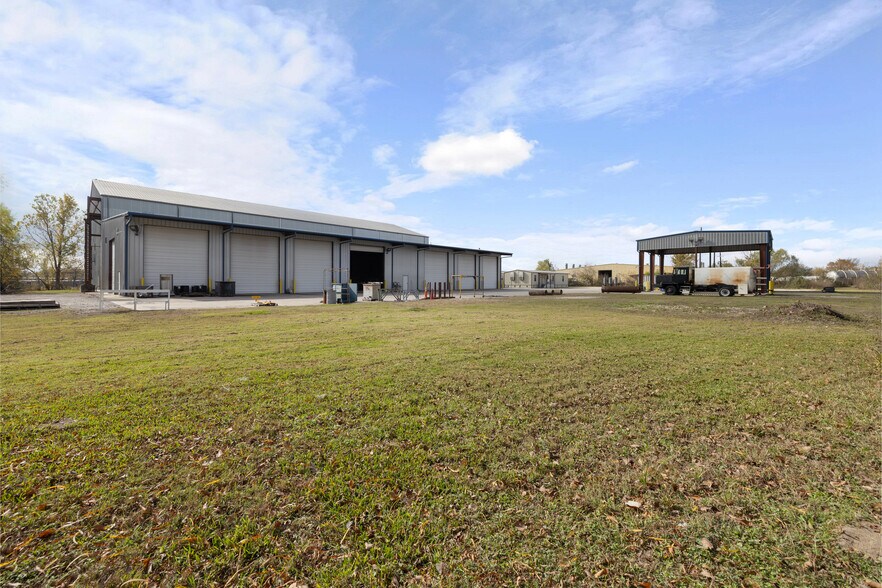 More Photos Of 12050 Proctor St, Houston Warehouse For Lease