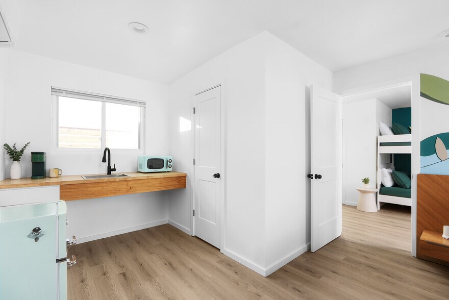 More Photos Of 907 S Church St, Rockport Hotel For Sale
